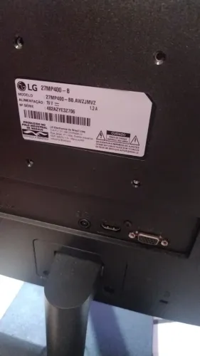 Monitor LG 27 polegadas, com base e controle.