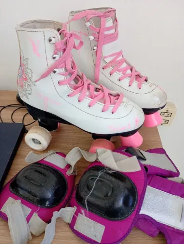 Patins 4 rodas mais capacete e joelheiras.numero 36/37