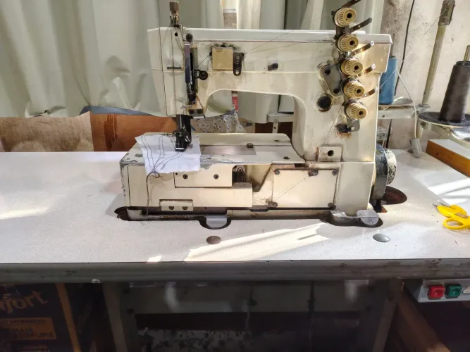 Máquina de costura industrial Galoneira Kansai Special W-8103