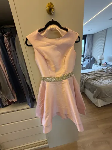 Vestido de festa lindo tamanho 12 veste até um 14 anos