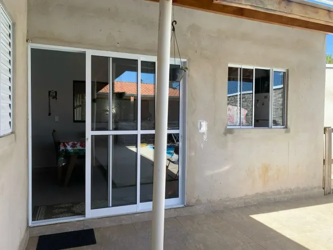 Casa térrea, com 3 quartos (suíte) e piscina, no Residencial Santa Julia SJC