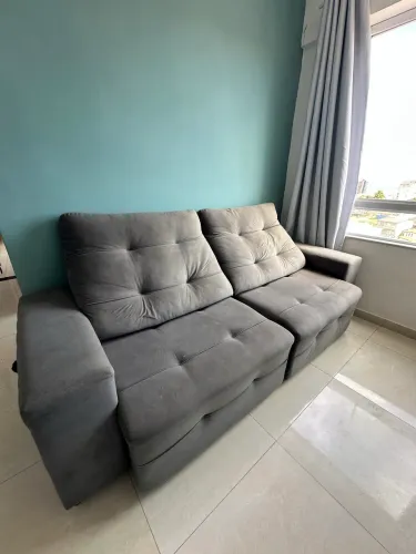 Sofá retrátil cinza