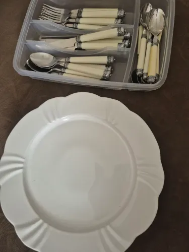 Pratos de cerâmica (4 unidades) + jogo de talheres pra mesa posta