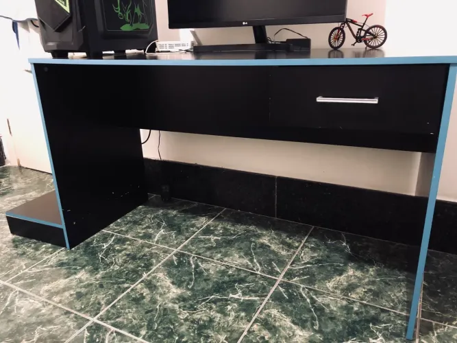 Mesa gamer preto com azul 200