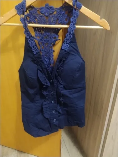 Blusa decotada em detalhes em renda,com bojo.