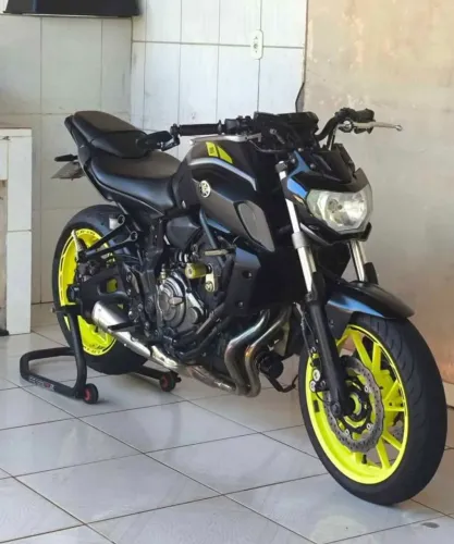 YAMAHA MT-07 - PREÇO DE FIPE E + R$3 MIL EM ACESSÓRIOS