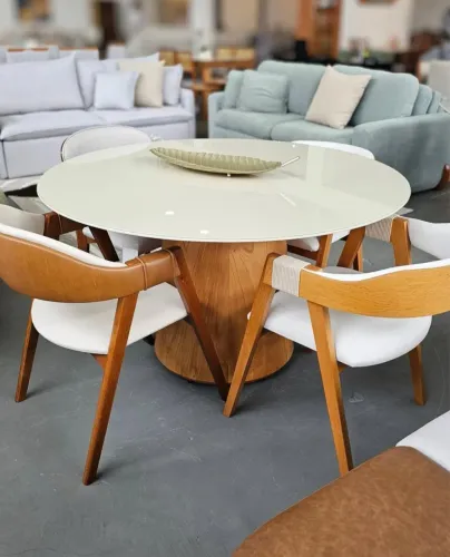 MESA DE JANTAR 120x120 COM 4 CADEIRAS POLTRONAS 