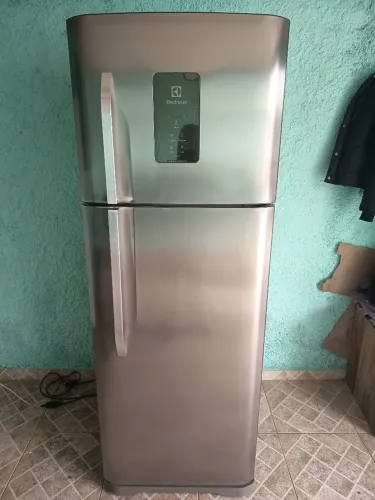 Geladeira Electrolux Frost Free inox usada 