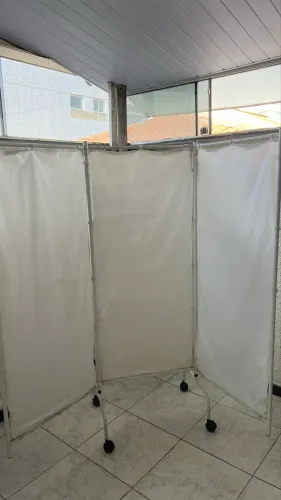 Biombo clínico triplo com rodízios