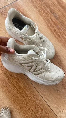 Tênis new balance.