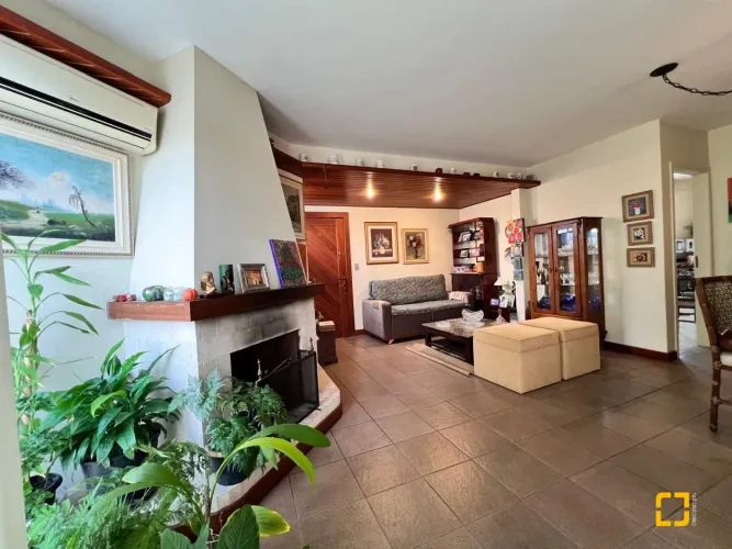 Cobertura linear, 3 quartos, suíte, varanda com churrasqueira, na Trindade, Florianópolis