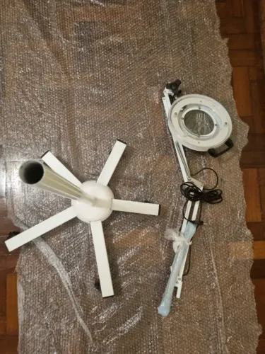 Luminária com foco e tripé