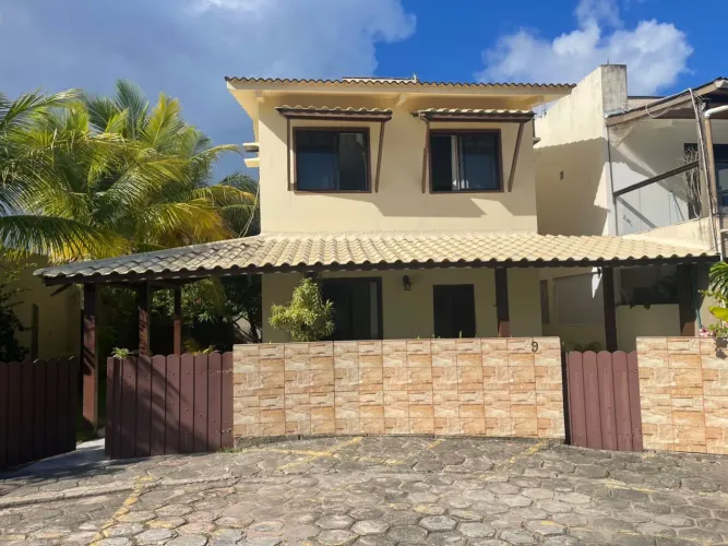Casa duplex em condomínio fechado