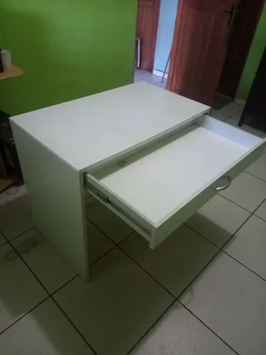 Mesa de estudo com gaveta