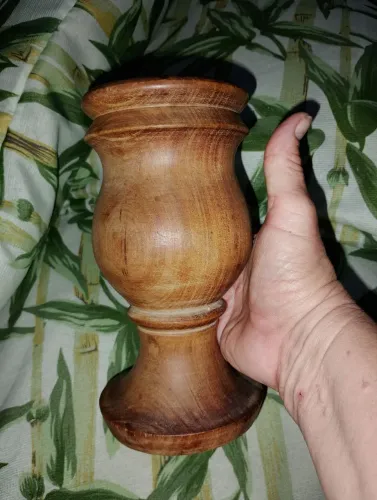 Um pilão em madeira de lei