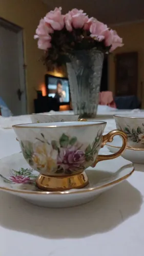 Jogo 4 Xícaras de Chá/Café Porcelana Antiga - Pintura à Mão Assinada em Ouro