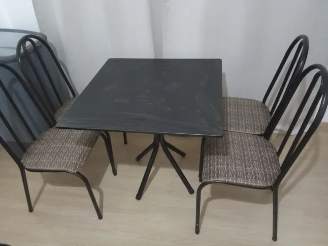 Mesa com 4 cadeiras