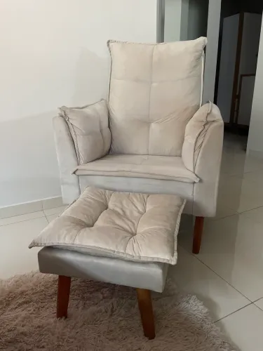 Kit Poltrona Amamentação Bege Para Quarto de Bebê em Suede Puff 