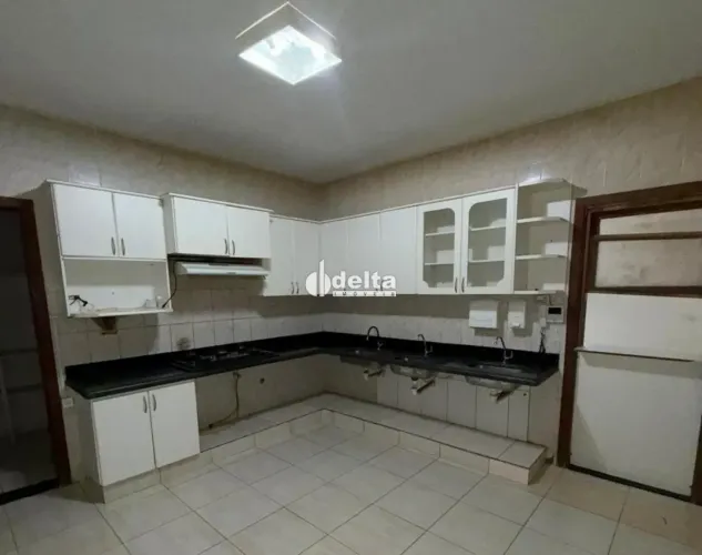 Casa com 6 quartos sendo 2 suíte disponível para venda no bairro Santa Mônica em Uberlândi