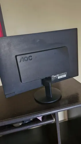 Monitor AOC E970SWNL de 18,5", resolução HD 1366×768, 60 Hz e entrada VGA