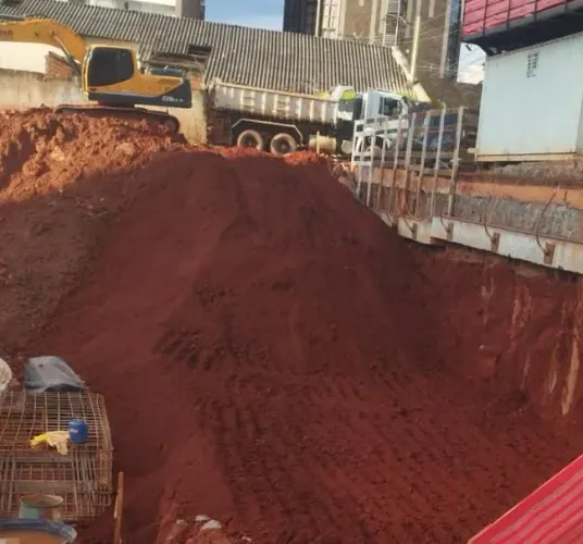 Serviço de terraplanagem e limpeza