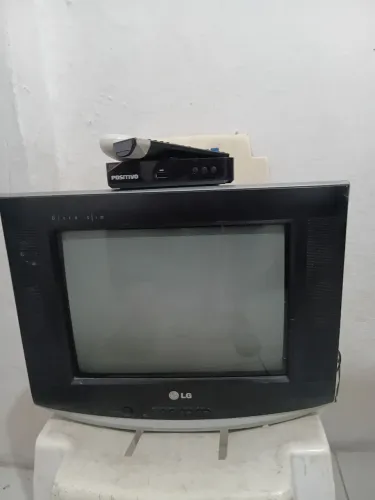 Tv de 14 polegadas tela plana funciona normalmente e conversar digital