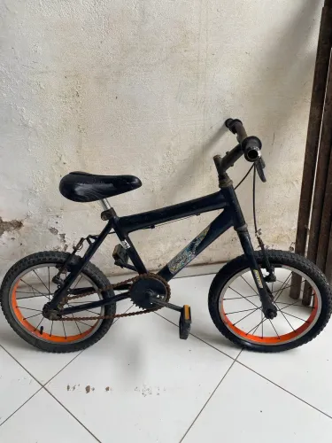 Vendo uma bicicleta infantil, pronta para garantir a alegria do seu filho(a)