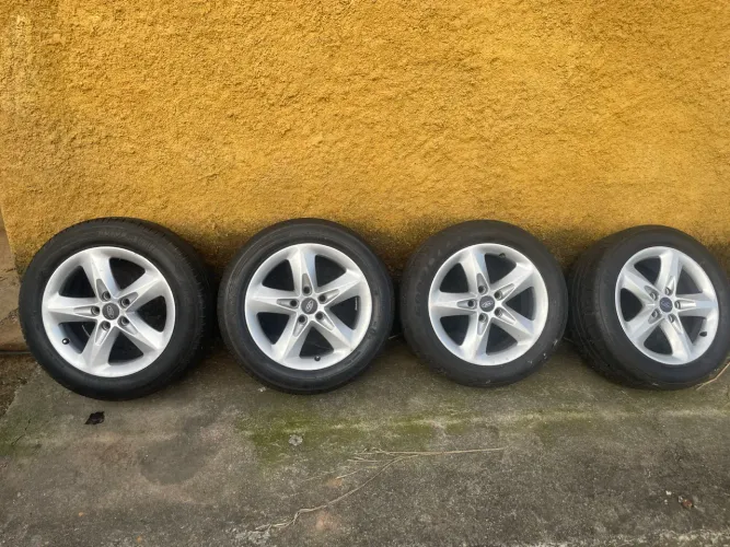 Vendo Rodas Ford focus novas/pneus bons..