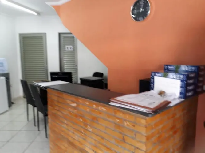 Casa Sobrado possui salão comercial e edícula São Francisco