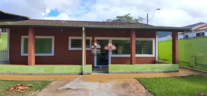 Em localização privilegiada, esta charmosa casa térrea conta com 2 dormitórios e está situ