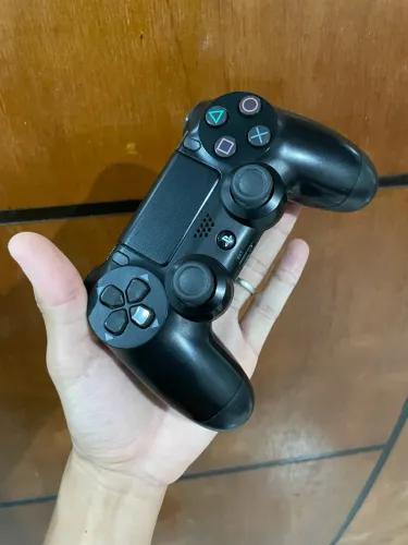 Controle de ps4 original dualshock 4 bem conservado funcionando perfeitamente