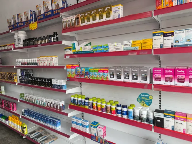 Ponto de Farmácia funcionando com mercadorias 