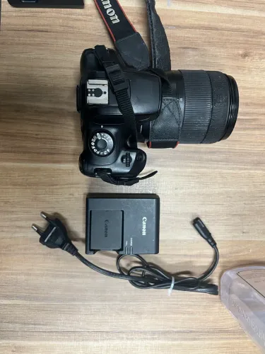 Câmera cânon rebel t100 usada mas funcionando 
