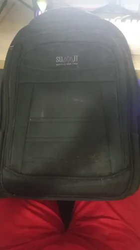 Mochila preta da empresa Summit