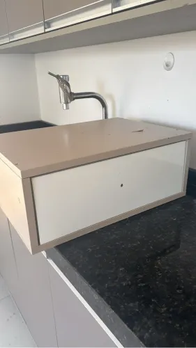 Jogo de quarto - guarda roupa + criado mudo + mesa + suporte para tv