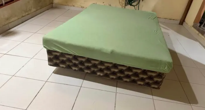 Estou vendendo e não doando Cama box ,colchão
