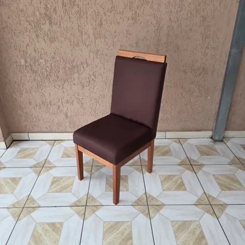 1 (uma) cadeira estofada robusta e muito resistente super confortável