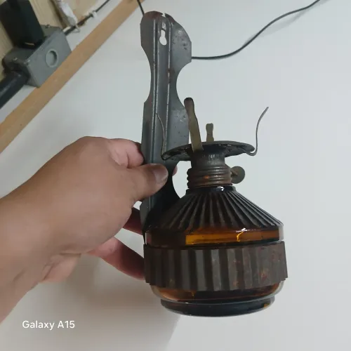 Vendo esse lampião em ferro e vidro bem antigo 