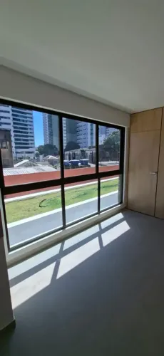 Alugo flat tipo studio com 1 quarto, muito bem localizado no bairro da Torre.