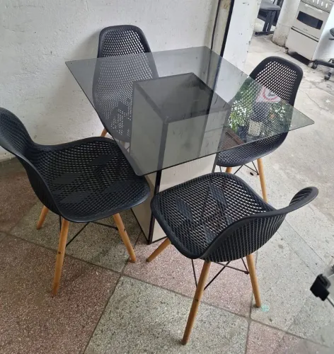 Mesa com 4 Cadeiras em bom estado. <br>Valor 500,00. <br>Medida: 80 × 80.