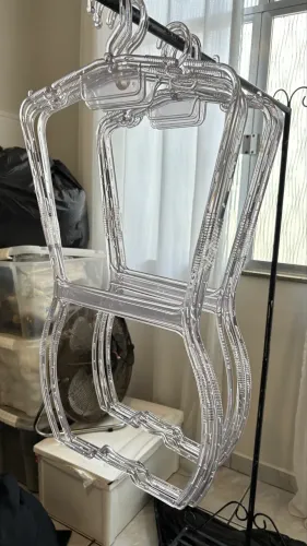 Cabide de acrílico corpo adulto 