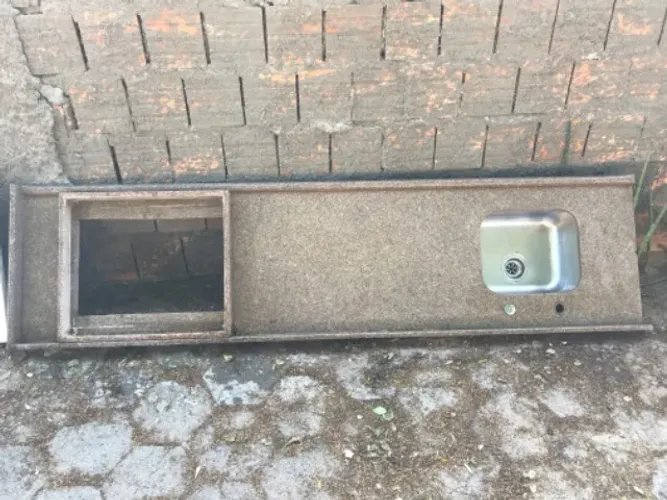 Torro Bancada linda de mármore com Pia e com abertura para o fogão de mesa