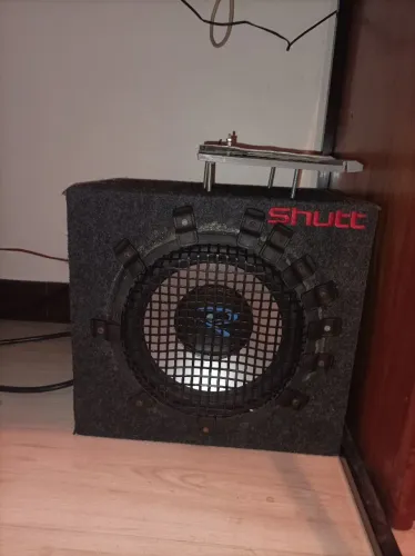 Subwoofer 10' Roadstar 250w rms montado na caixa Shutt