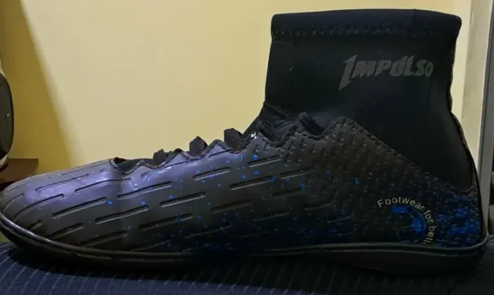 Chuteira futsal tamanho 40 cor preto com azul 