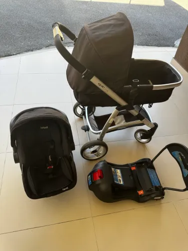 Carrinho com Moisés Epic Lite e bebê conforto com sistema Travel System
