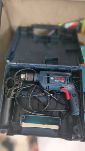 Furadeira e Parafusadeira Bosch profissional 750W na caixa e pouco usada.