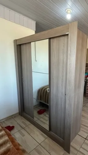 Guarda-Roupa de Casal com Portas de Correr e Espelho - Ótimo Estado