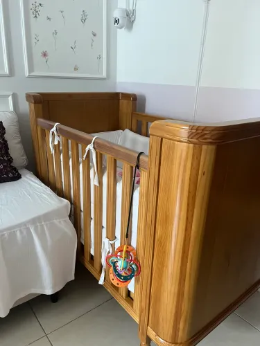 Berço em madeira maciça 