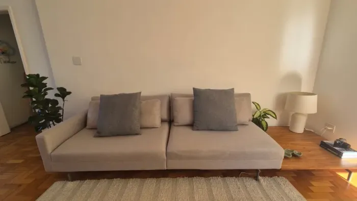 SOFA MARK - TECIDO LINHO CINZA COM MESA LATERAL MADEIRA ACOPLADA -  LÍDER DESIGN