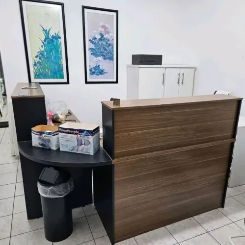 Balcão de atendimento marrom e preto
